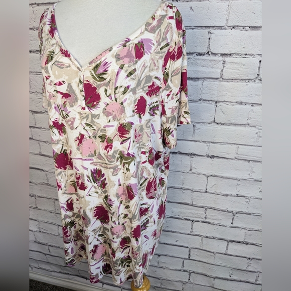 LANE BRYANT Flower V-neck Top - Picture 3 of 10